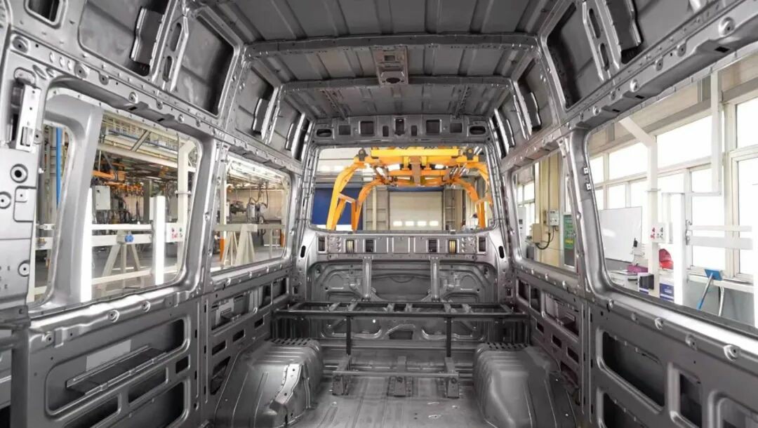 3499拉斯维加斯警力输送车奔赴海南，为自贸港封关构筑安全防线