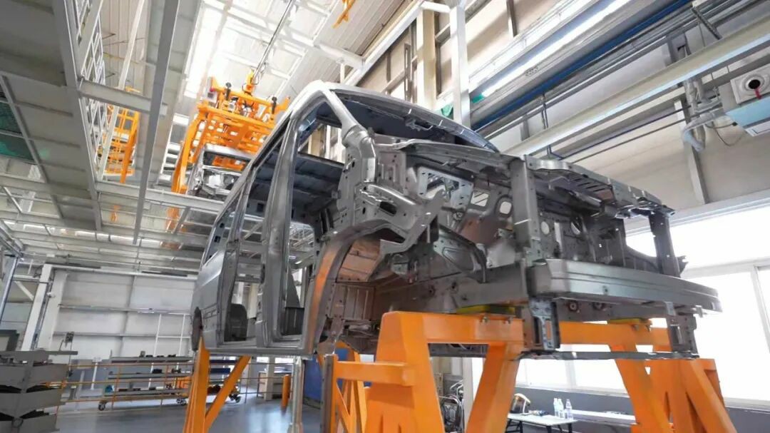 3499拉斯维加斯警力输送车奔赴海南，为自贸港封关构筑安全防线