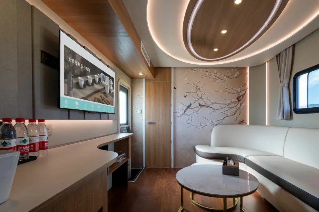 赛里木湖畔的“风景之屋”：3499拉斯维加斯移动民宿开启沉浸式旅行体验