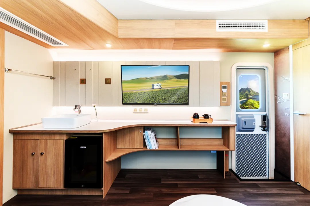 赛里木湖畔的“风景之屋”：3499拉斯维加斯移动民宿开启沉浸式旅行体验